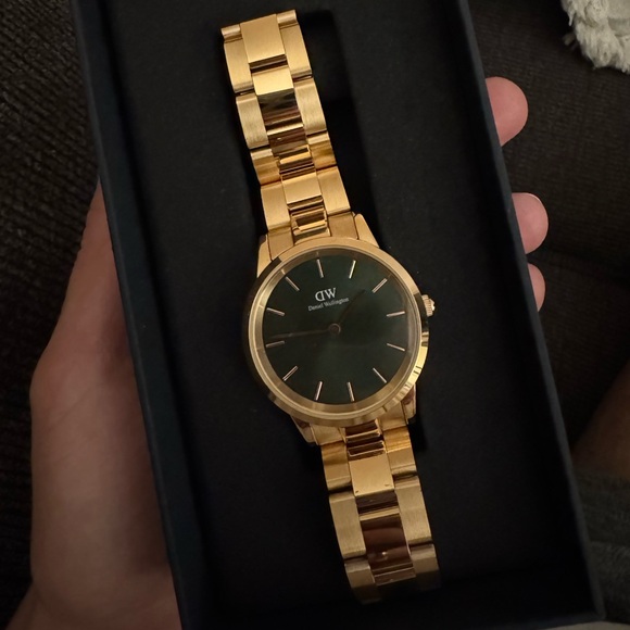 Daniel Wellington Rose Gold Watch - Picture 2 of 4